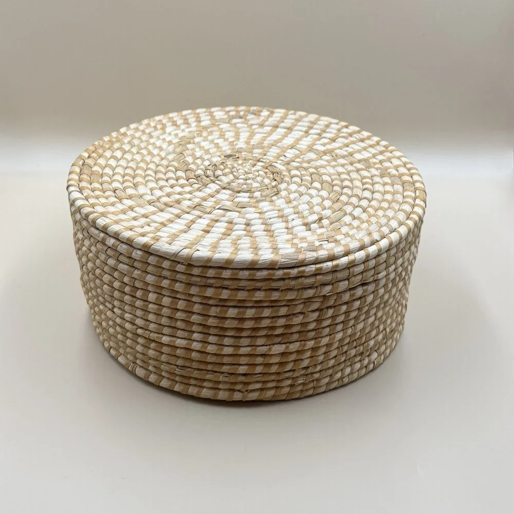 Handwoven Lidded Raffia Coil Basket Natural Boho Woven‎ Storage Basket Vintage